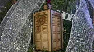 Интересный макет Ёлочная игрушка в виде ТАРДИС из Доктора Кто для лазерной резки чертёж для ЧПУ