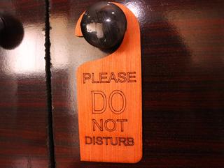Интересный макет Дверной подвес Do not disturb для лазерной резки файл dxf вариант 1