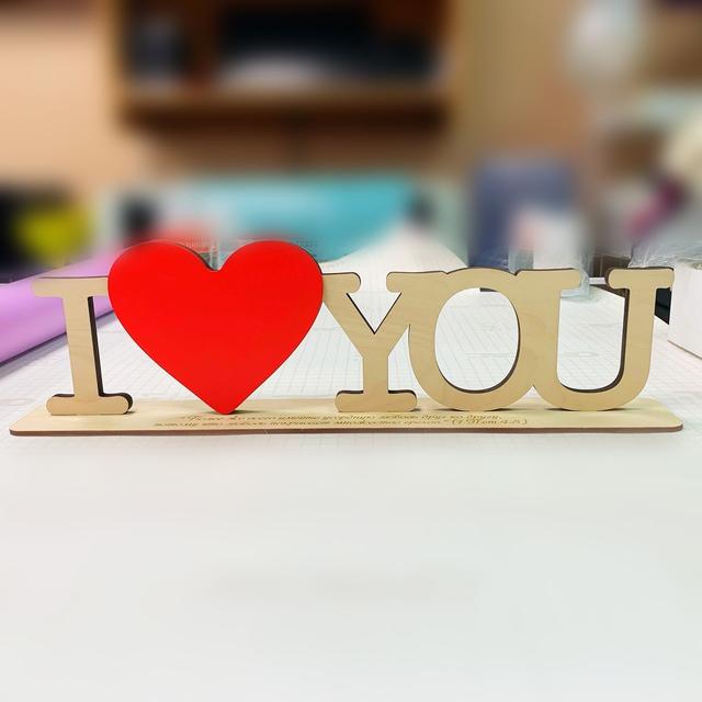 Макет Деревянные буквы I love you с красным сердцем на подставке макет для лазерной резки — изображение 1