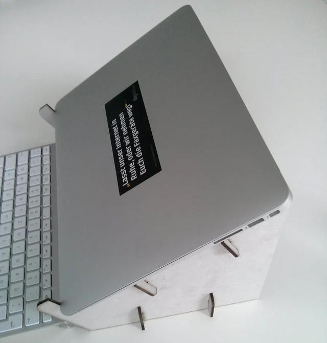 Макет Макбук-эйр подставка для ноутбука из картона макет для лазерной резки SVG-файл — изображение 1