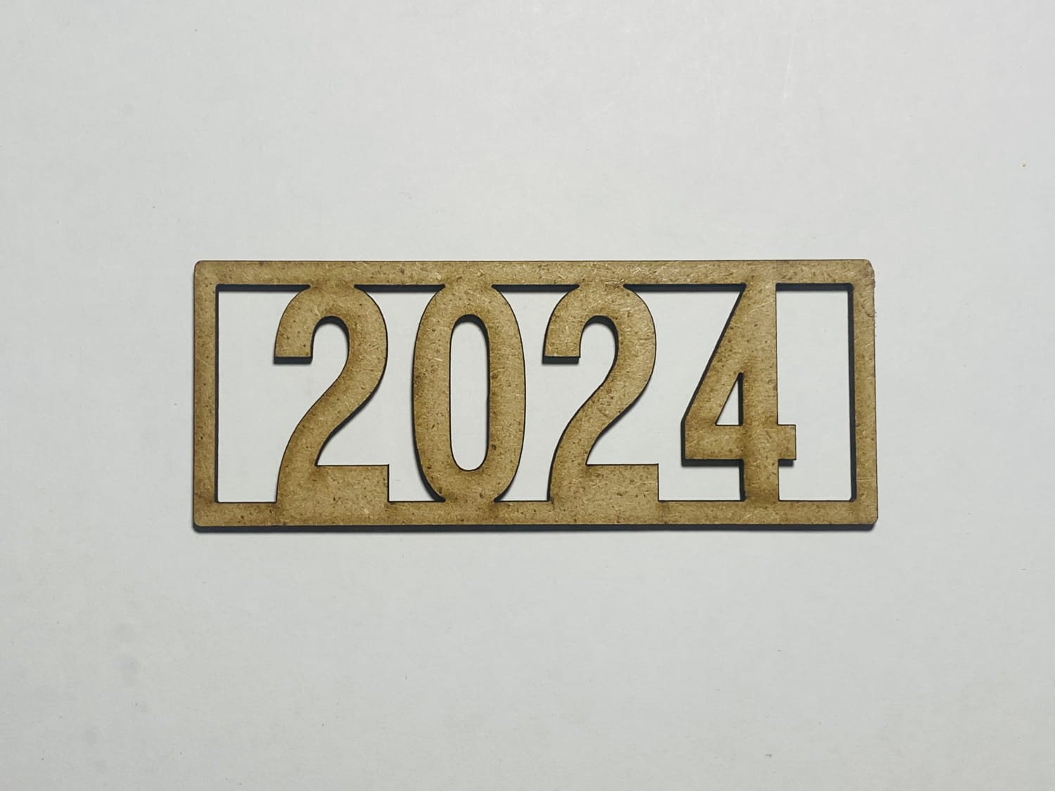 Макет Макет для лазерной резки вывески с надписью 2024 для выпускного дерево