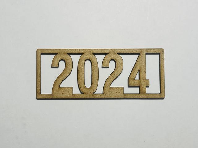 Макет Макет для лазерной резки вывески с надписью 2024 для выпускного дерево