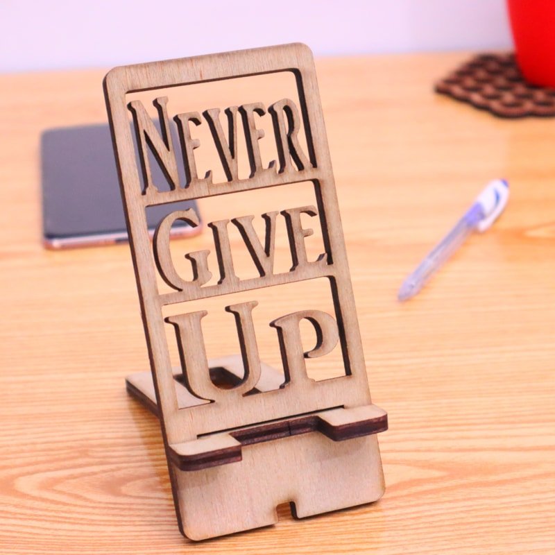 Макет Макет для лазерной резки подставки для телефона Never give up из фанеры 6 мм формат dxf