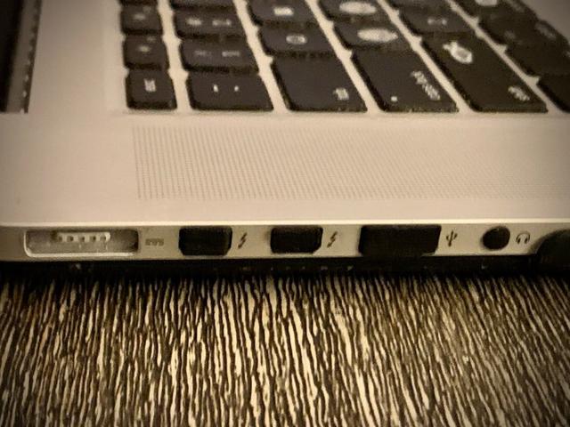 Макет Накладки на порт MacBook Pro для лазерной резки из 5 мм пенокартона файл SVG для станка — изображение 1