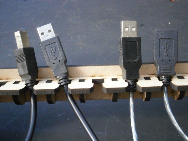 Макет Чертеж USB-кабеледержателя для лазерной резки формат dxf
