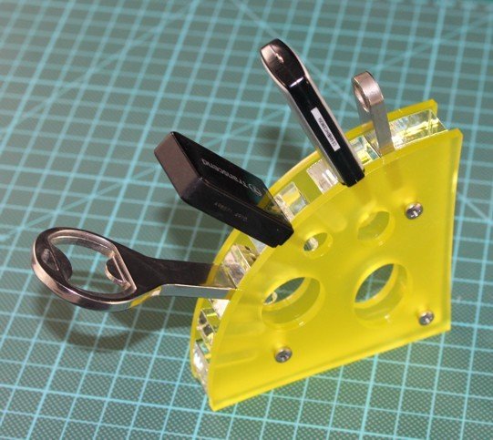 Макет держатель для USB-флешек в виде сыров для лазерной резки макет для станка