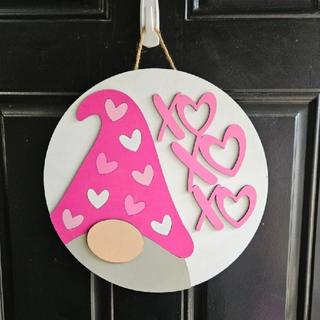 Интересный макет макет для лазерной резки подвес-гном с сердечками xoxo